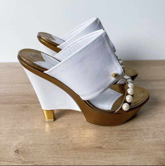 Chanel Women's Sz 36.5 US 6.5 White & Gold Pearl Wedge CC Interlocking Heels - Picture 6 of 8